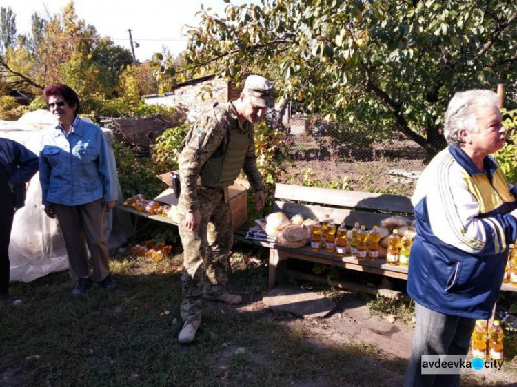 Продукты, вещи и открытки для защитников Украины раздавали вчера авдеевские «симики»