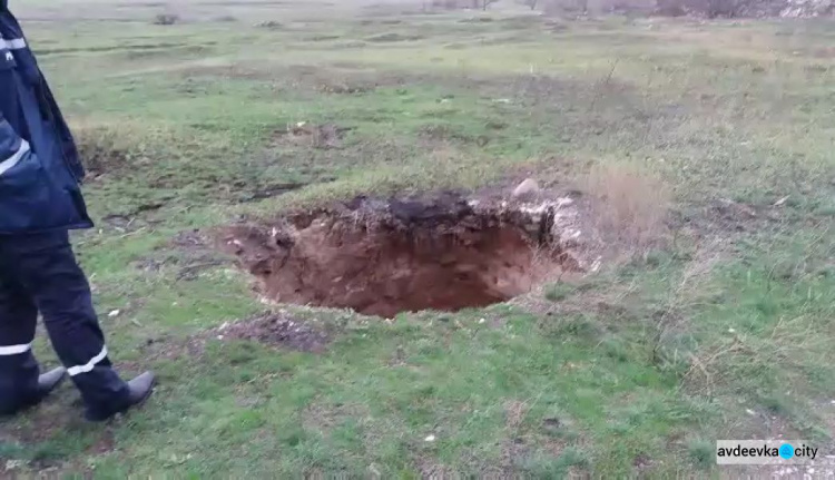 В поселке Донецкой области произошел обвал земли (ФОТО)
