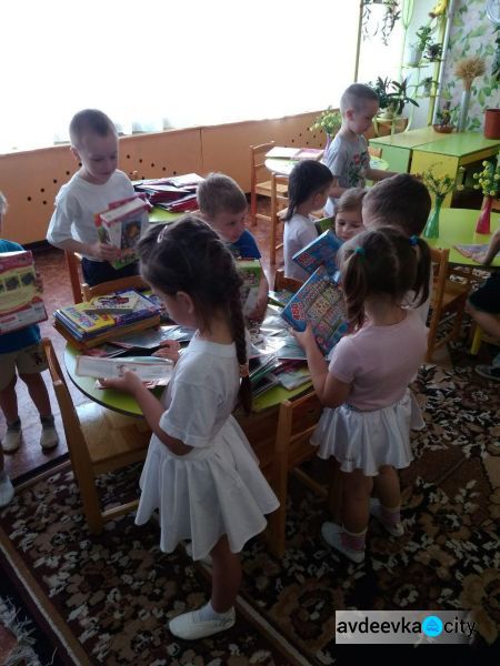 “Симики” продолжили просветительскую миссию в Авдеевке: дошкольники получили полезные подарки (ФОТО)