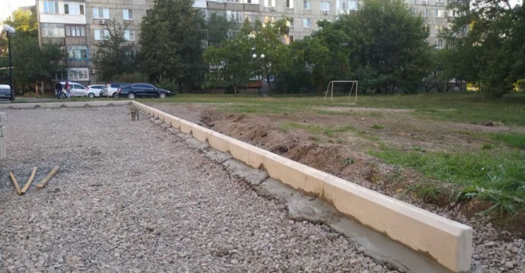 В квартале Юбилейном в рамках конкурса социальных проектов продолжается строительство новой парковки (ФОТОФАКТ)
