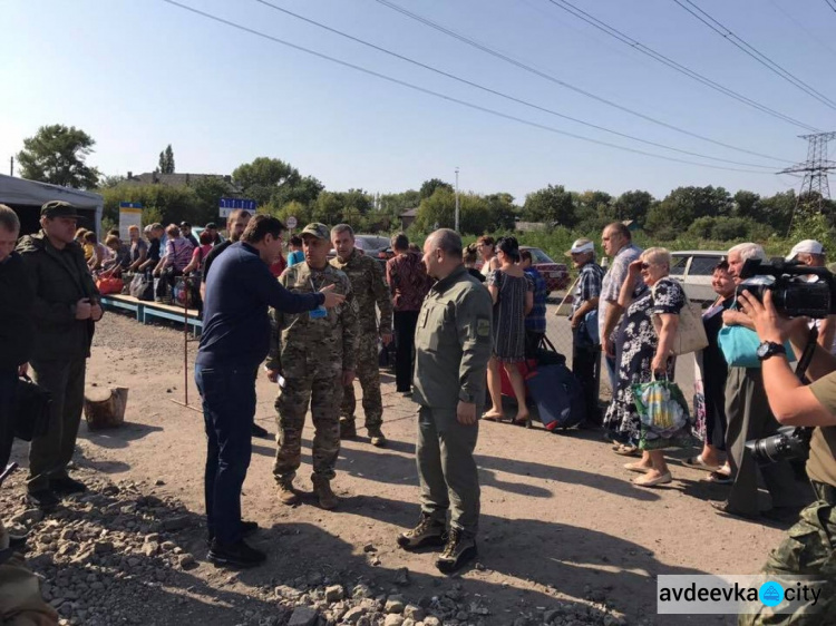 Луценко  назвал "унижением" условия, в которых люди на Донбассе пересекают линию разграничения
