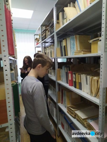 Школьники Авдеевки прикоснулись к истории в городском архиве (ФОТО)