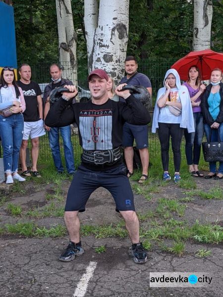 В Авдеевке прошли соревнования силачей «Казацкие развлечения»