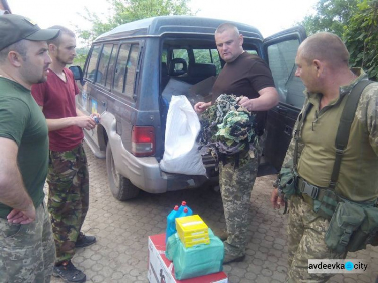 Защитники Украины на Донбассе получили гвозди, гель и маскировку (ФОТО)