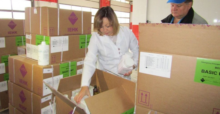 ВОЗ передала наборы медикаментов для оказания помощи жителям "серой зоны" в Донецкой области (ВИДЕО)