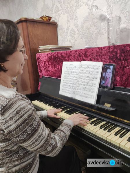 В музичній школі Авдіївки продовжують навчати дітей в онлайн форматі (ФОТОФАКТ)