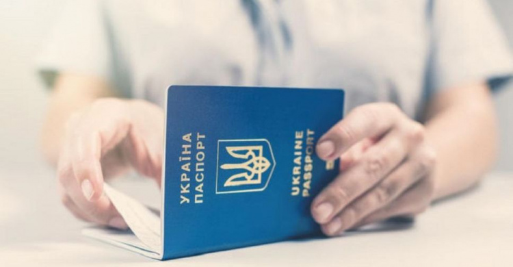 Бумажные паспорта переводить в “цифру” не будут