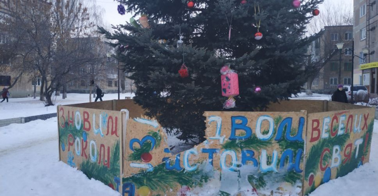В Авдеевке новогодняя елка пострадала от рук вандалов (ФОТОФАКТ)