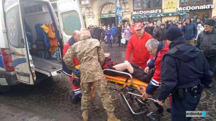 Парамедик, спасавший жизни в районе Авдеевки, помог после взрыва во Львове (ФОТО)