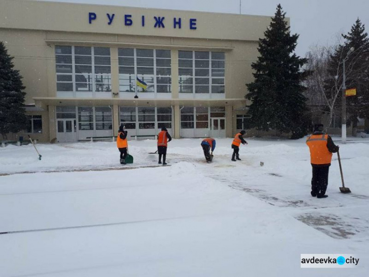 Железнодорожники Донбасса вступили в бой со стихией: опубликованы фото