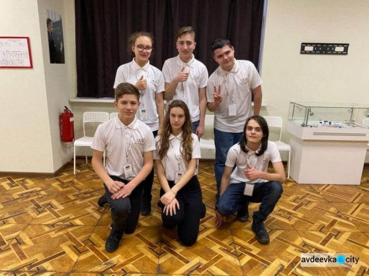 Українські школярі здобули 6 медалей на науковій олімпіаді в ОАЕ