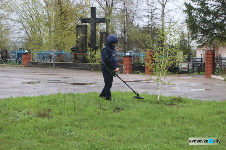 Кладбища в Донецкой области перед Радоницей проверяют на наличие боеприпасов (ФОТО/ВИДЕО)