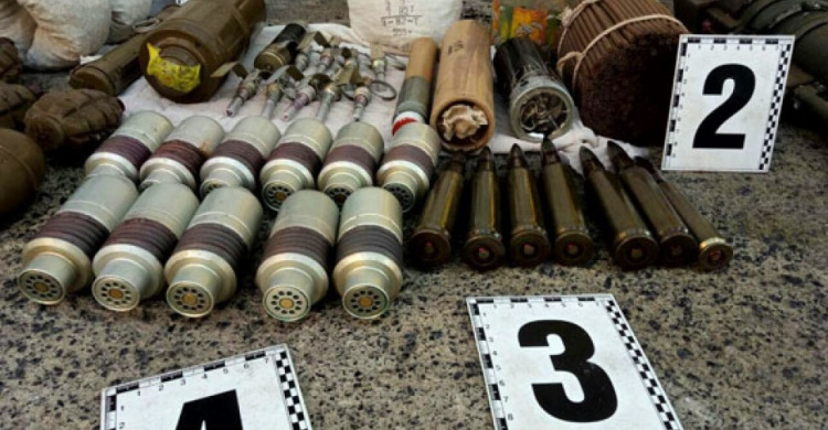 Полиция Донетчины  в ходе спецоперации  изъяла 70 кг взрывчатки, гранаты, гранатометы и тысячи патронов (ФОТО)