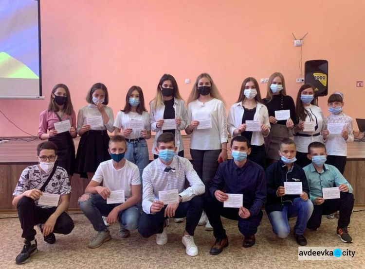 Школьники Авдеевки и Ясиноватского района получили денежное вознаграждение от народного депутата Украины Мусы Магомедова