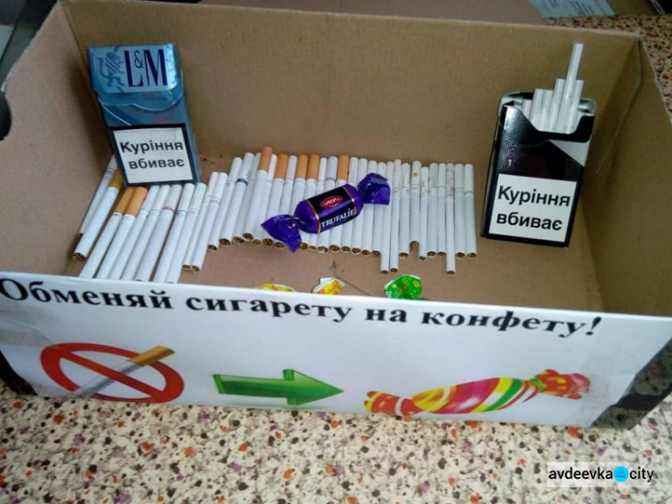 В Авдеевке меняли сигареты на конфеты (ФОТОФАКТ)