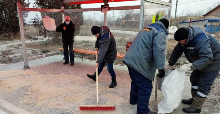 Комунальники Авдіївки слідкують за чистотою автобусних зупинок (ФОТОФАКТ)