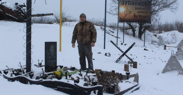В районе авдеевской «промки» под снегопадом возложили цветы к памятнику героям