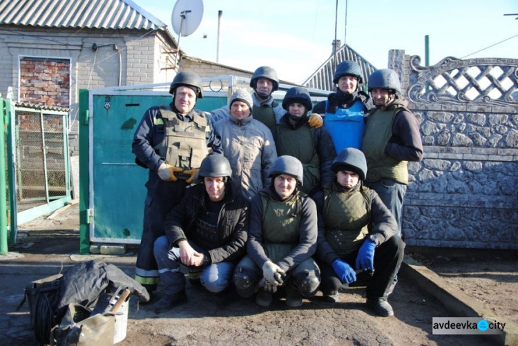Демонтаж и установка: спасатели возрождают дома в Авдеевке (ФОТО)