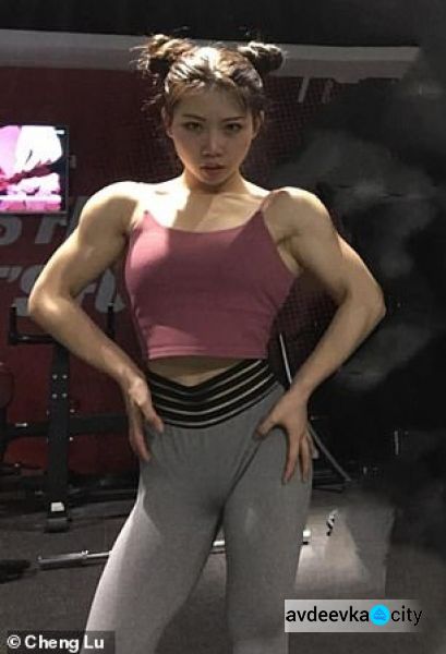 Молодая китаянка поразила Сеть своими мускулами (ФОТО+ВИДЕО)