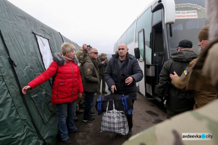 Обмен пленными между Киевом и Донецком-Луганском завершен: подробности, фото и видео