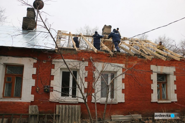 Жительнице Авдеевка помогают восстановить сгоревшее жилье (ФОТО + ВИДЕО)