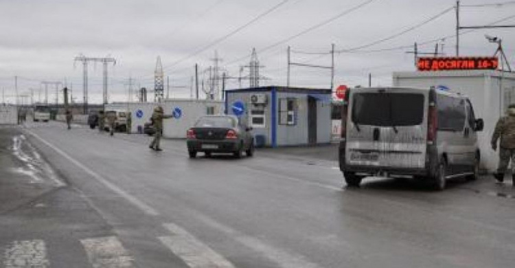 В КПВВ на Донбассе задержали оружие и номера «ДНР»