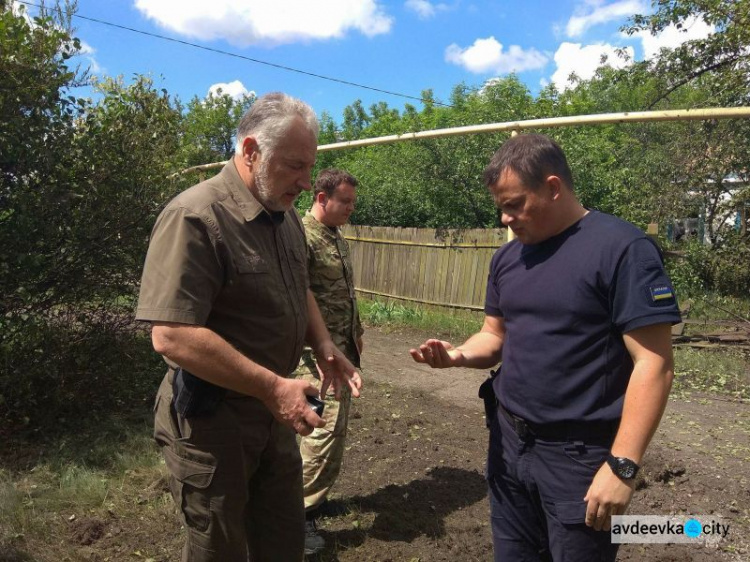 Фото и страшные подробности: Жебривский прибыл в обстрелянный Торецк