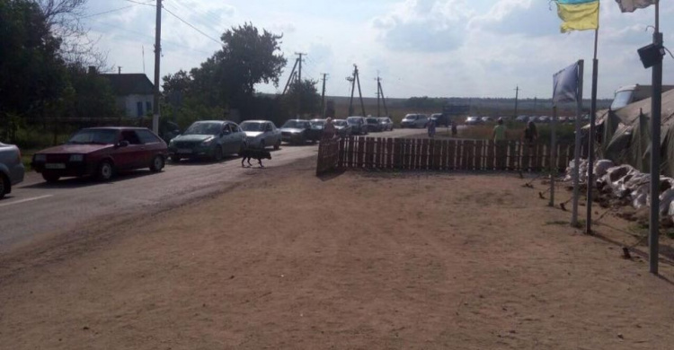 Сводка с донбасских КПВВ: большие очереди у «Новотроицкого», открылся обстрелянный «Гнутово»