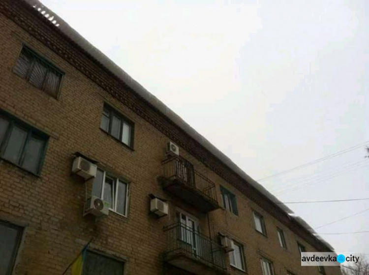 Загрозливі крижані шапки знімають в Авдіївці з дахів будинків (ФОТО)