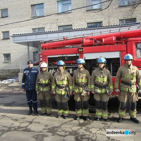 Авдеевские спасатели тушили условный пожар на избирательном участке (ФОТО)