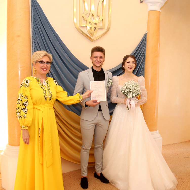 У День Незалежності в Україні побралися майже 400 пар