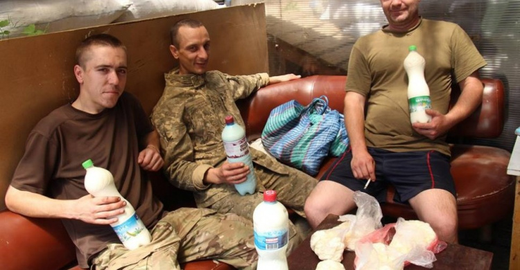Авдеевские патриоты кормят украинских военных молочными продуктами (ФОТО)