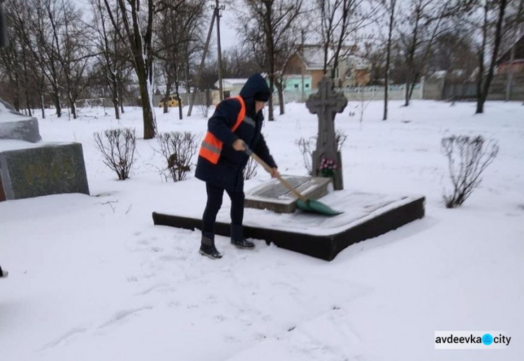 Авдіївські комунальники на варті боротьби зі снігом (ФОТОФАКТ)