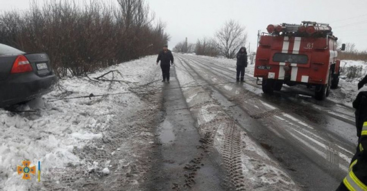 В Донецкой области спасатели достали семь автомобилей из снежных заносов (ФОТО)