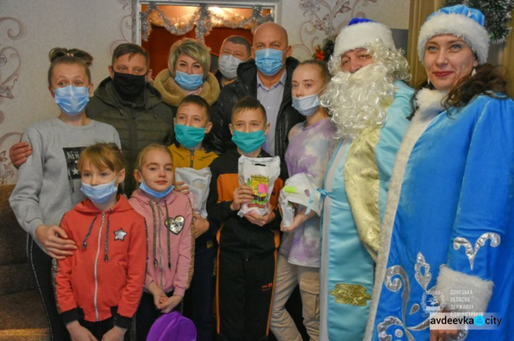 Многодетная семья из Авдеевки получила подарки от ДонОГА