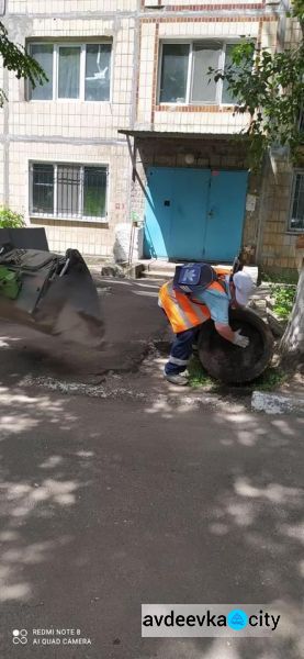 Долой токсичные покрышки: коммунальщики продолжают ликвидировать автошины на придомовых территориях