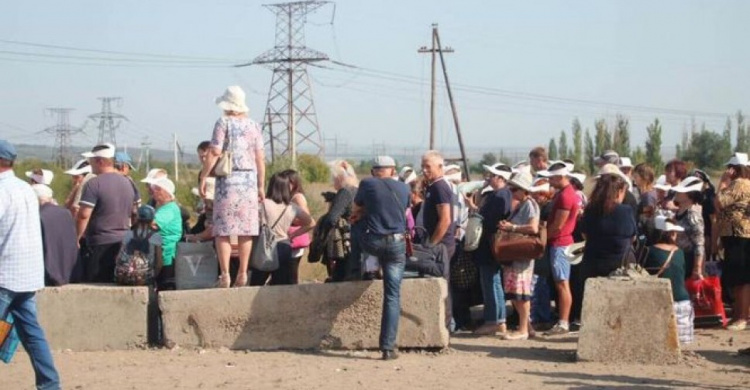 Гройсман потребовал обеспечить нормальные условия для людей на КПВВ на Донбассе (ВИДЕО)