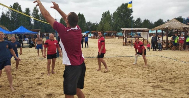 Авдеевские спасатели сразились в волейбольной схватке с коллегами со всей Донетчины (ФОТО)