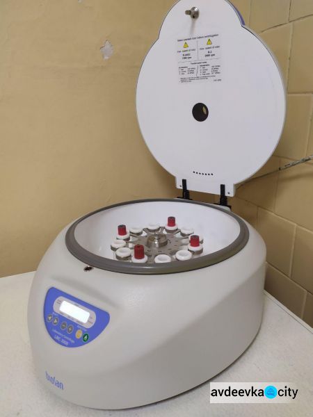 Лаборатория Авдеевской горбольницы получила ценную и нужную аппаратуру (ФОТО)