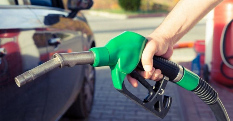 Українцям пообіцяли вже сьогодні зменшити ціни на бензин та дизпаливо