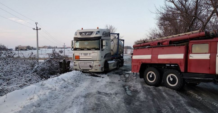 Авдеевские спасатели вытащили из ловушки грузовик с бензолом (ФОТО)