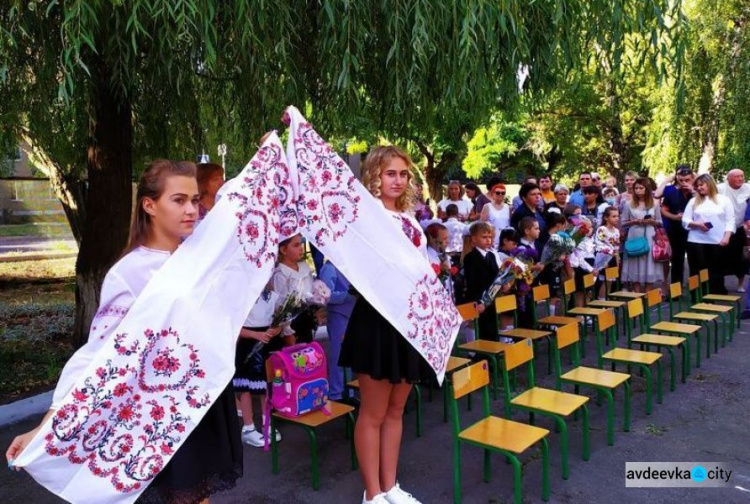 В Авдеевке прошли торжественные мероприятия для первоклашек и будущих выпускников (ФОТО)