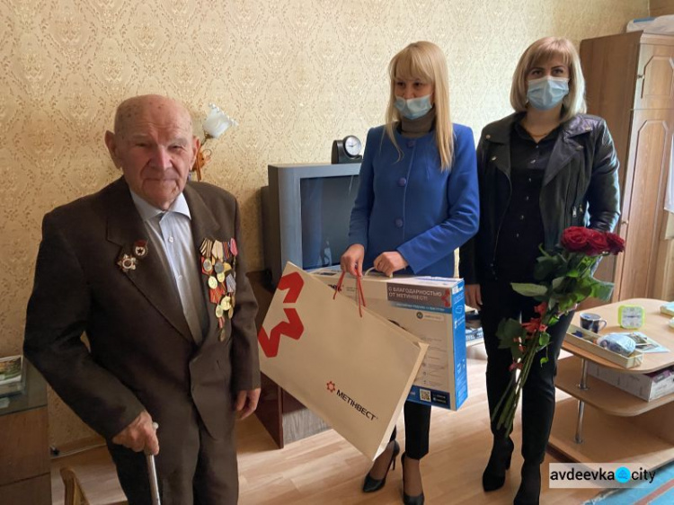 Заводчане поздравили ветеранов с Днём победы (ВИДЕО)