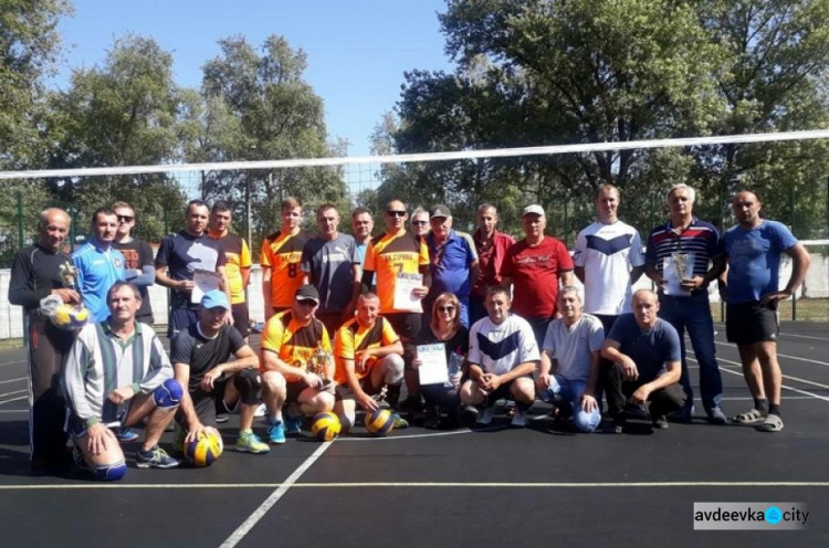 В Авдеевке прошли соревнования по волейболу среди ветеранов