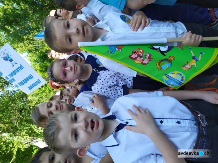 В школах Авдеевки ярко и трогательно отшумели последние звонки (ФОТОРЕПОРТАЖ)