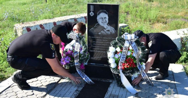 В Авдеевке и Марьинке почтили память полицейского-переселенца (ФОТО)