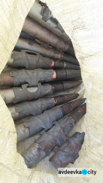 Авдеевские копы рассказали подробности обнаружения крупного тайника с боеприпасами (ФОТО)