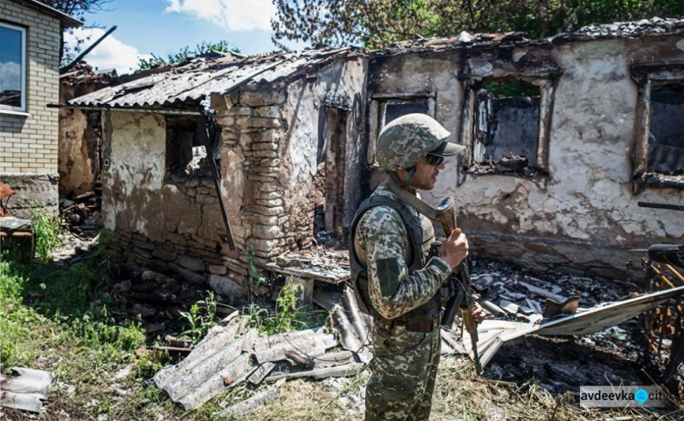 «Братский» обстрел: на Донбассе горят жилые дома (ФОТО)