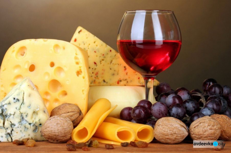 Лучший сомелье раскрыл секрет правильного выбора вина к сыру, рыбе и мясу