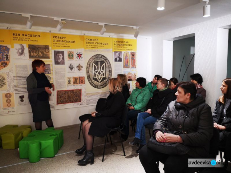 В Авдеевке пользуется успехом выставка о гербе Украины (ФОТО)